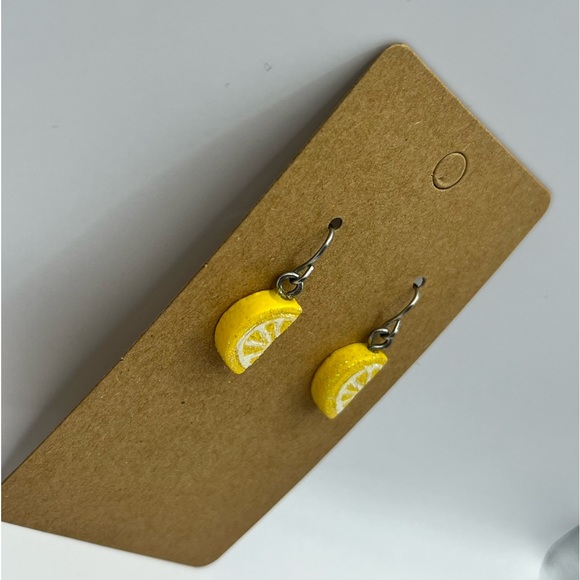 Cartoon lemon slices glittery dangling earrings - Picture 2 of 3